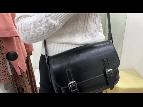 ❤️ Јавна мастурбација младе кучке ФералБерри са дилдом у соби за мерење ❤ Слутс код нас ﹏